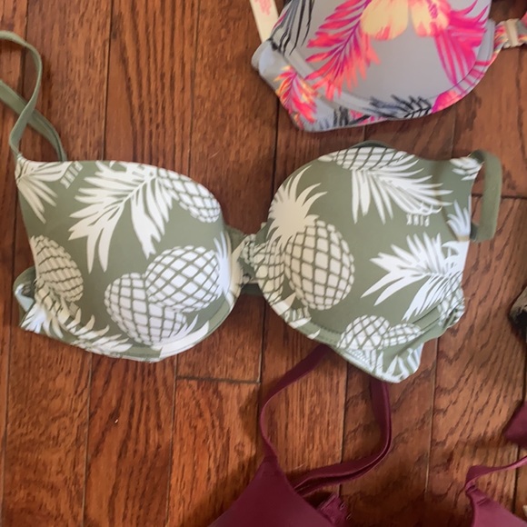 Four VS Bras - Picture 4 of 5